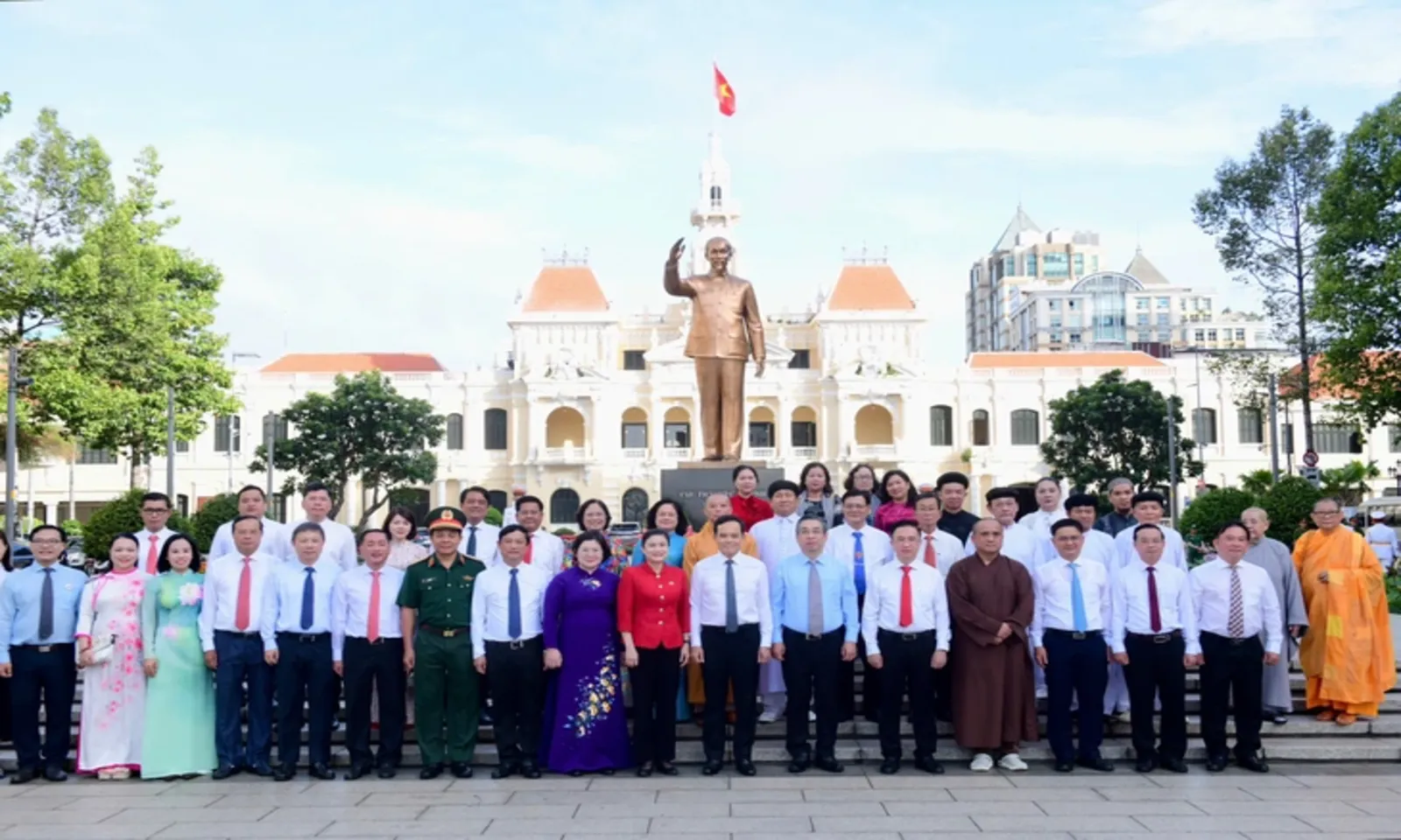 Bí thư Trần Lưu Quang cùng đoàn TPHCM dâng hoa tưởng niệm Chủ tịch Hồ Chí Minh – Hình 3