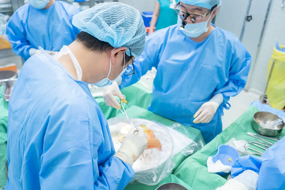 Các Bác sĩ thực hiện ghép tạng trong phòng mổ