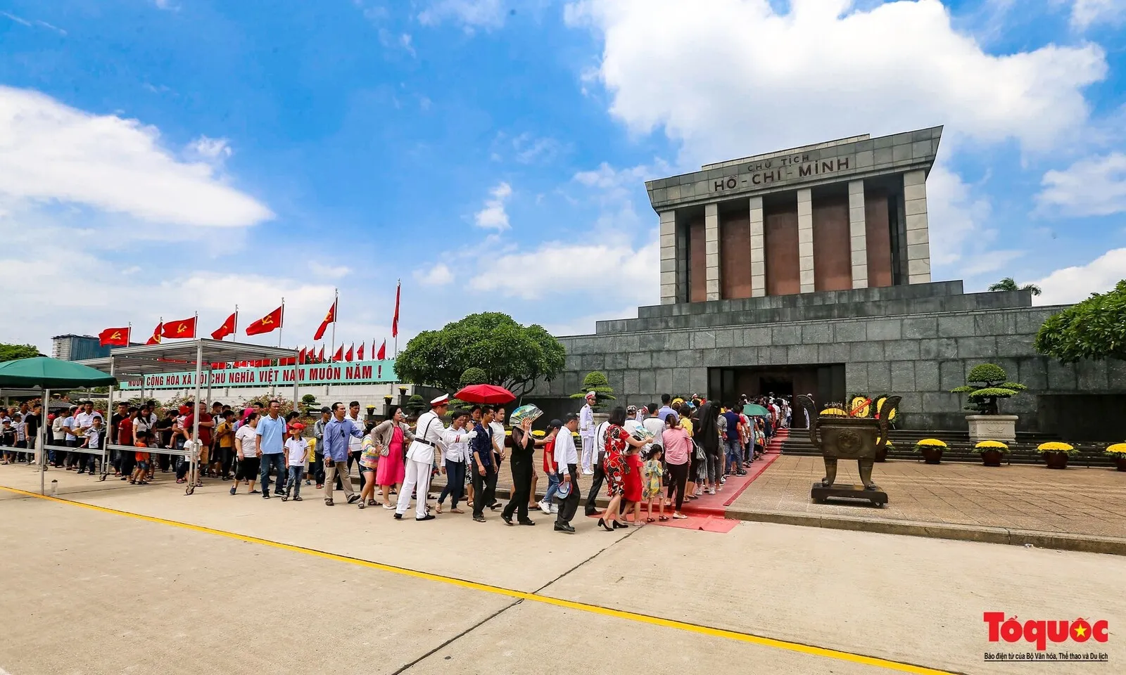 Dòng người nối dài vào Lăng viếng Bác ngày 19/5
