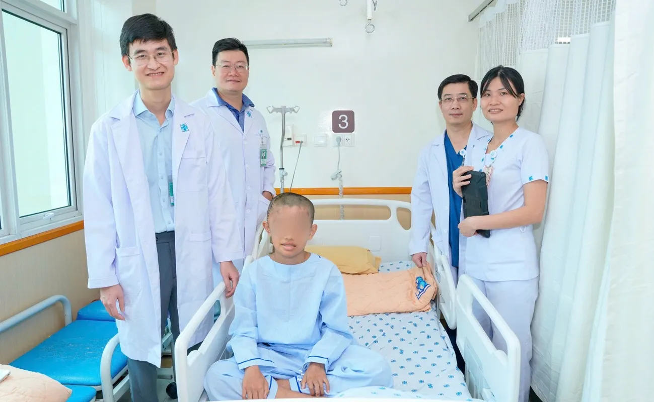 Ê-kíp điều trị cùng người bệnh sau phẫu thuật, đánh dấu kết quả điều trị tích cực