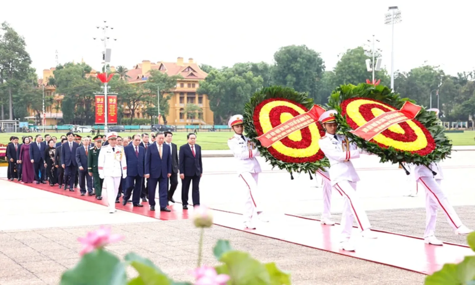 Lãnh đạo Đảng, Nhà nước vào lăng viếng Chủ tịch Hồ Chí Minh nhân ngày sinh 195 – Hình 2