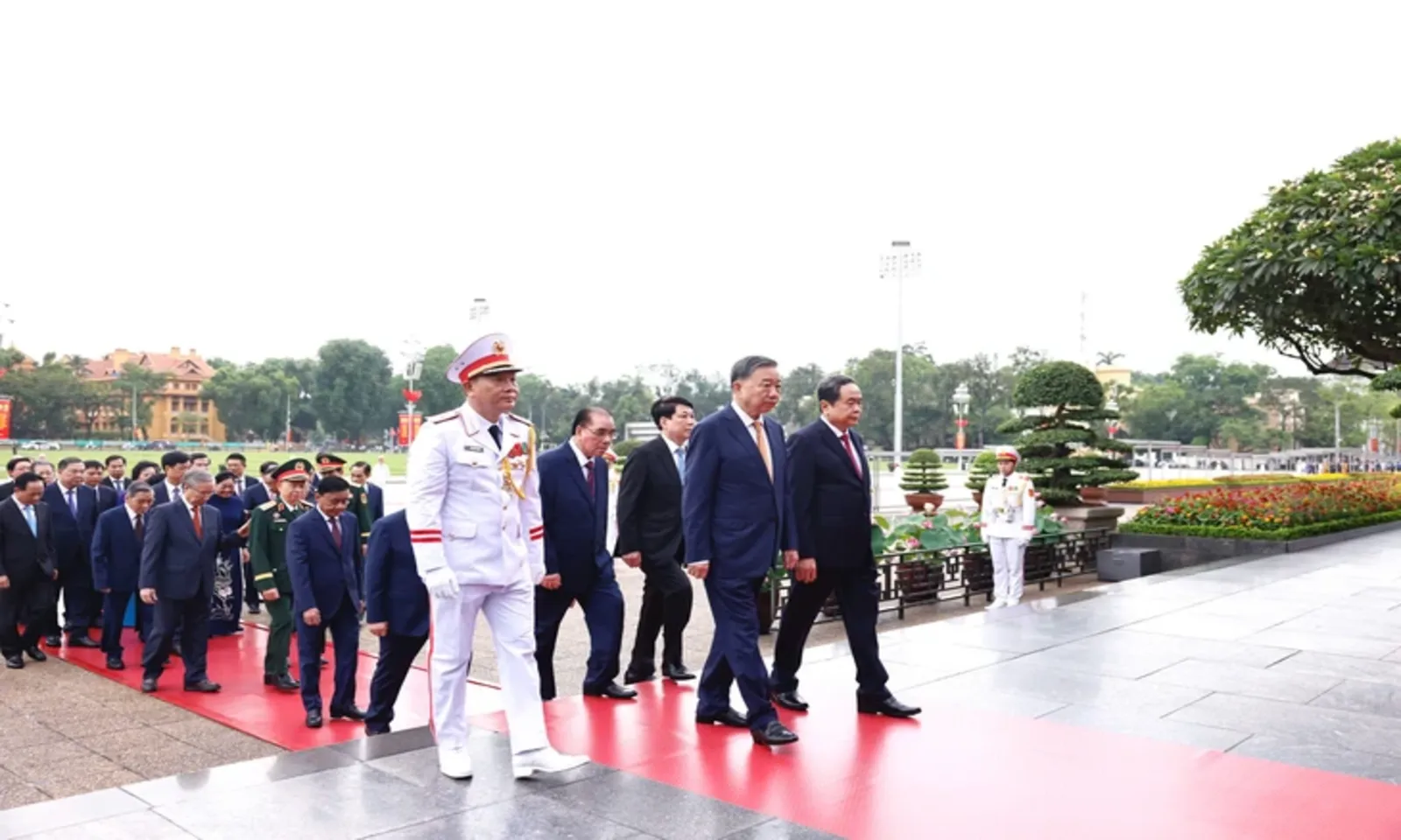 Lãnh đạo Đảng, Nhà nước vào lăng viếng Chủ tịch Hồ Chí Minh nhân ngày sinh 195 – Hình 3