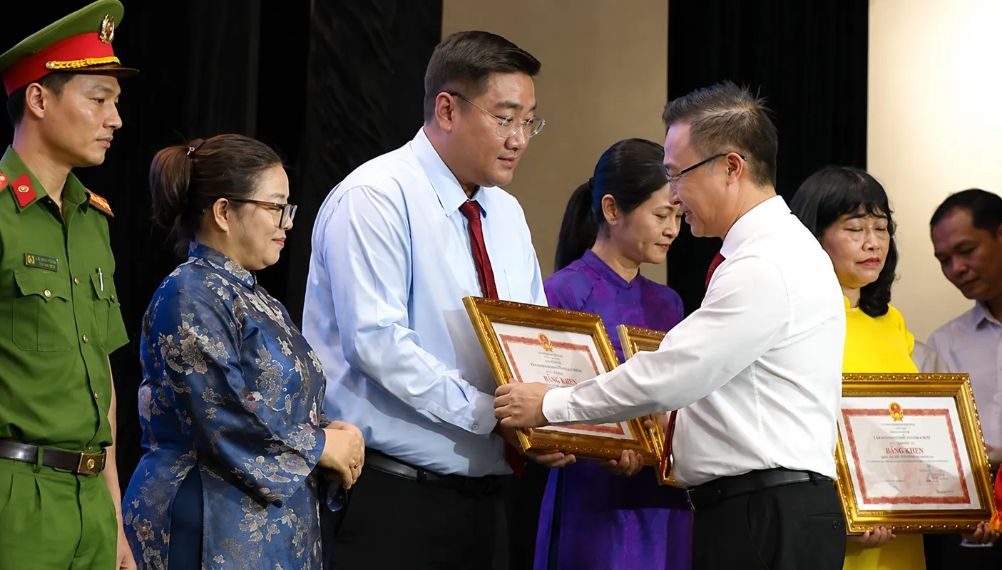 Ông Đặng Minh Thông - Phó Bí thư Thành ủy TPHCM trao bằng khen cho các tập thể, cá nhân tiêu biểu học tập Bác
