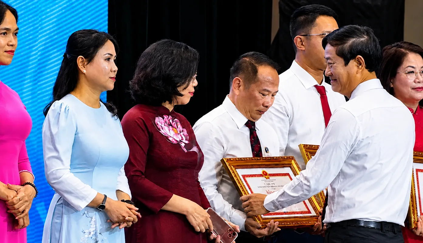 ông Nguyễn Huy Ngọc - Vụ trưởng Vụ Địa phương 3, Ban Tuyên giáo và Dân vận Trung ương trao bằng khen cho các tập thể, cá nhân tiêu biểu học tập Bác