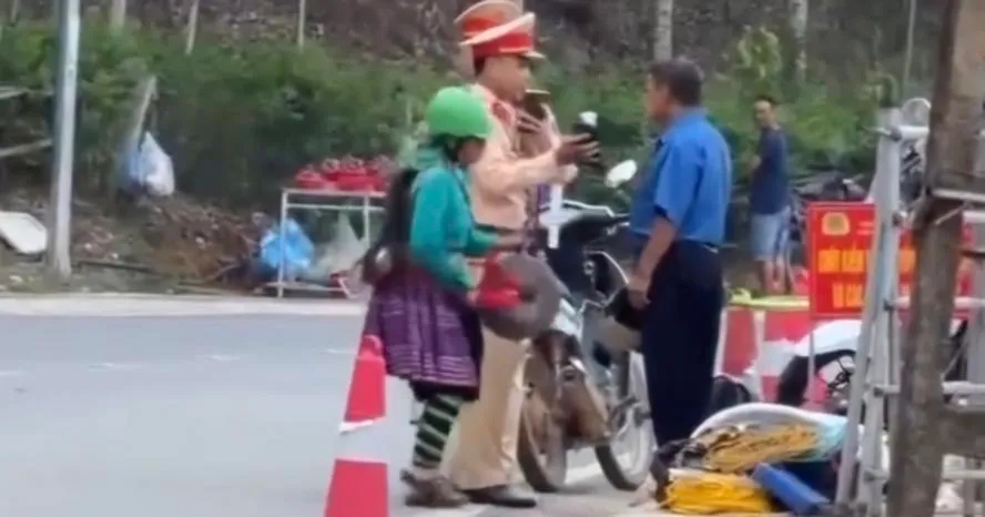 Video vợ mang chiêng “làm lễ“ khi chồng bị giữ xe do vi phạm nồng độ cồn