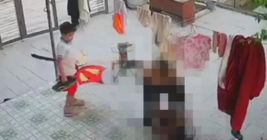 Chỉ vì nghi lấy diều, bé trai 11 tuổi bị người đàn ông lôi ra đánh đập, ép quỳ xin lỗi
