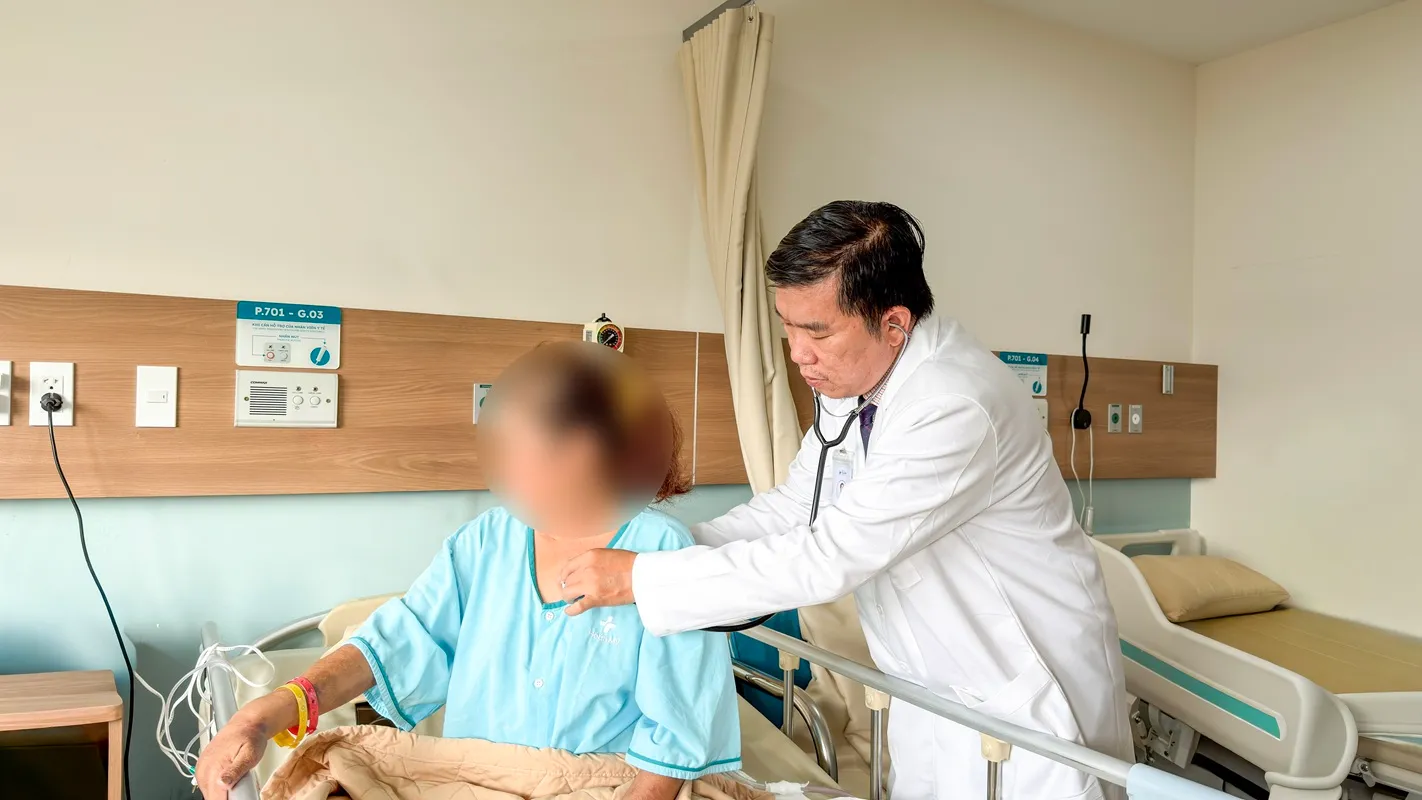 Bs. Thông khám cho người bệnh