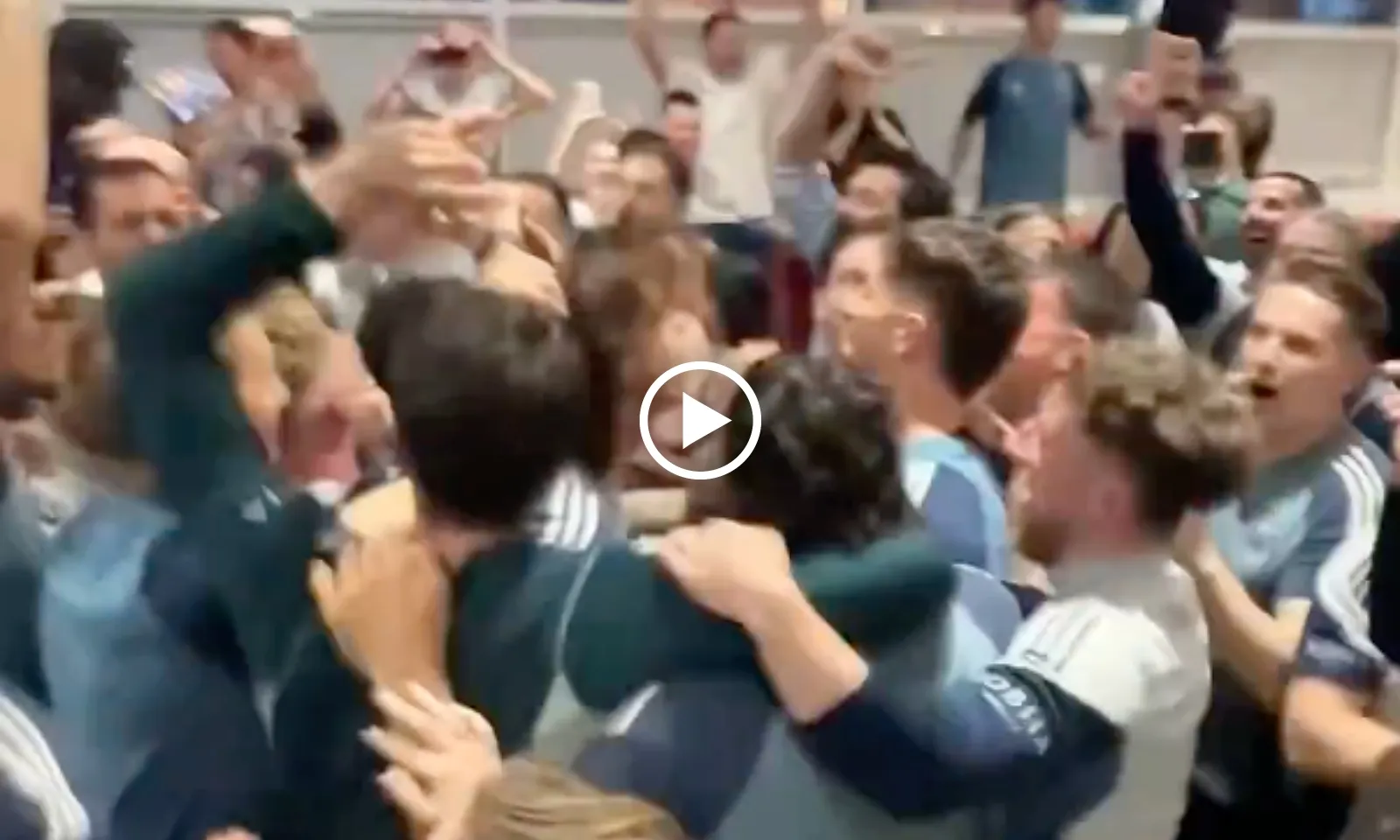VIDEO: Dàn sao Arsenal nín thở xem Man City bị cầm hoà, vỡ oà cảm xúc hân hoan