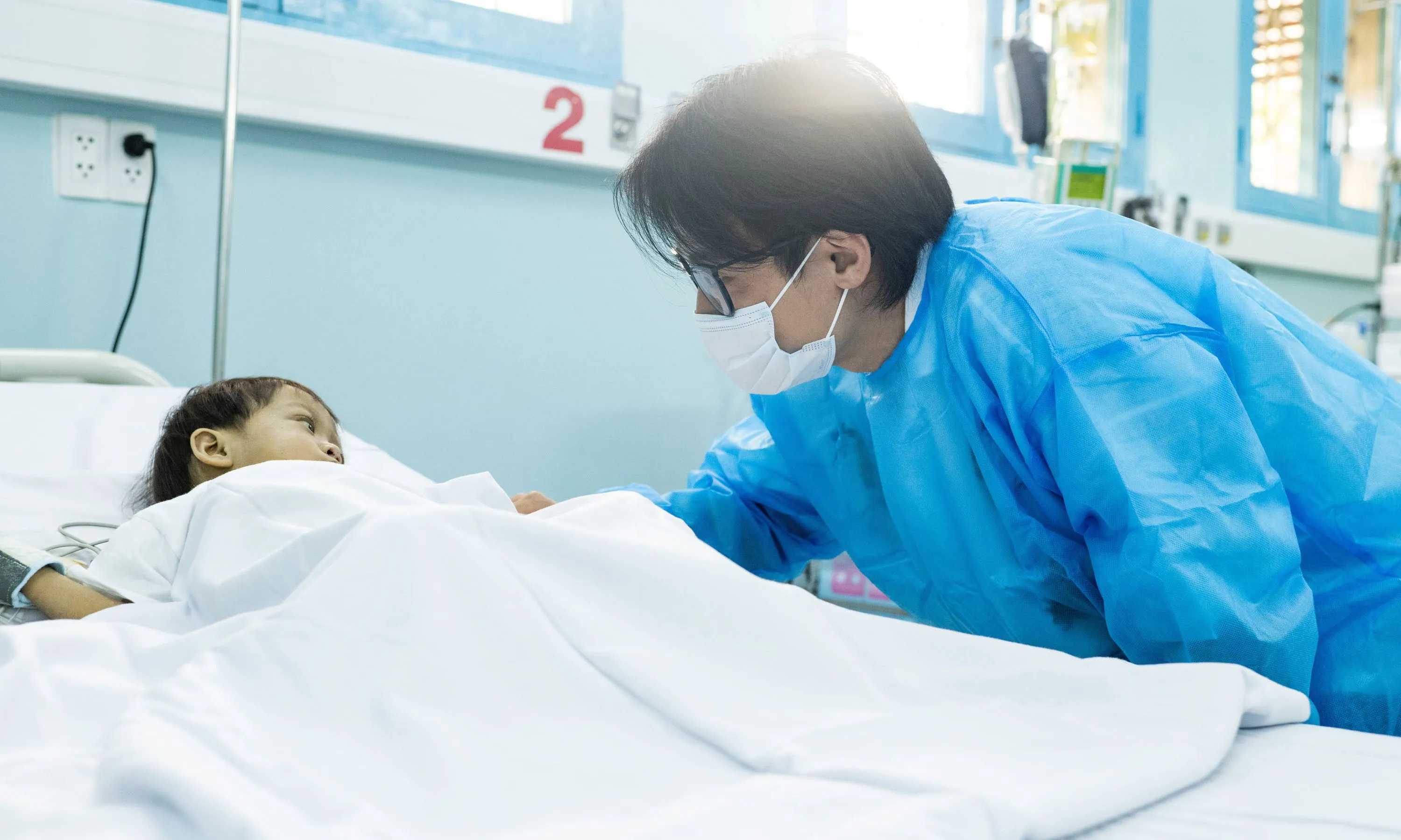 Hà Anh Tuấn xúc động trước nghị lực của bệnh nhi ghép gan 2 tuổi tại Bệnh viện Nhi Đồng 2