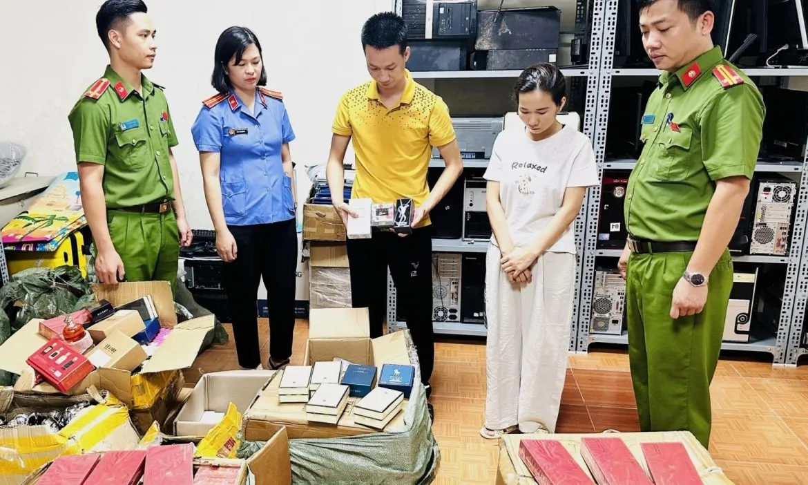 Triệt phá đường dây buôn bán nước hoa giả quy mô lớn, giao dịch khoảng 200 tỷ đồng