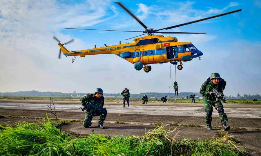 Cận cảnh chiến sĩ đặc công, trinh sát đổ bộ đường không