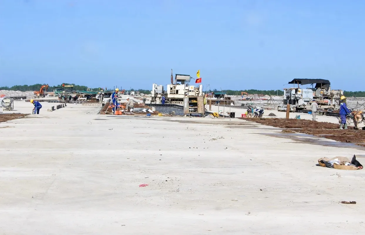 Hạng mục đường cất hạ cánh đang triển khai thi công