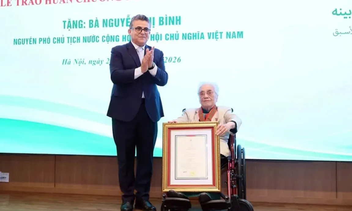 Nguyên Phó Chủ tịch nước Nguyễn Thị Bình nhận Huân chương cao quý từ Palestine