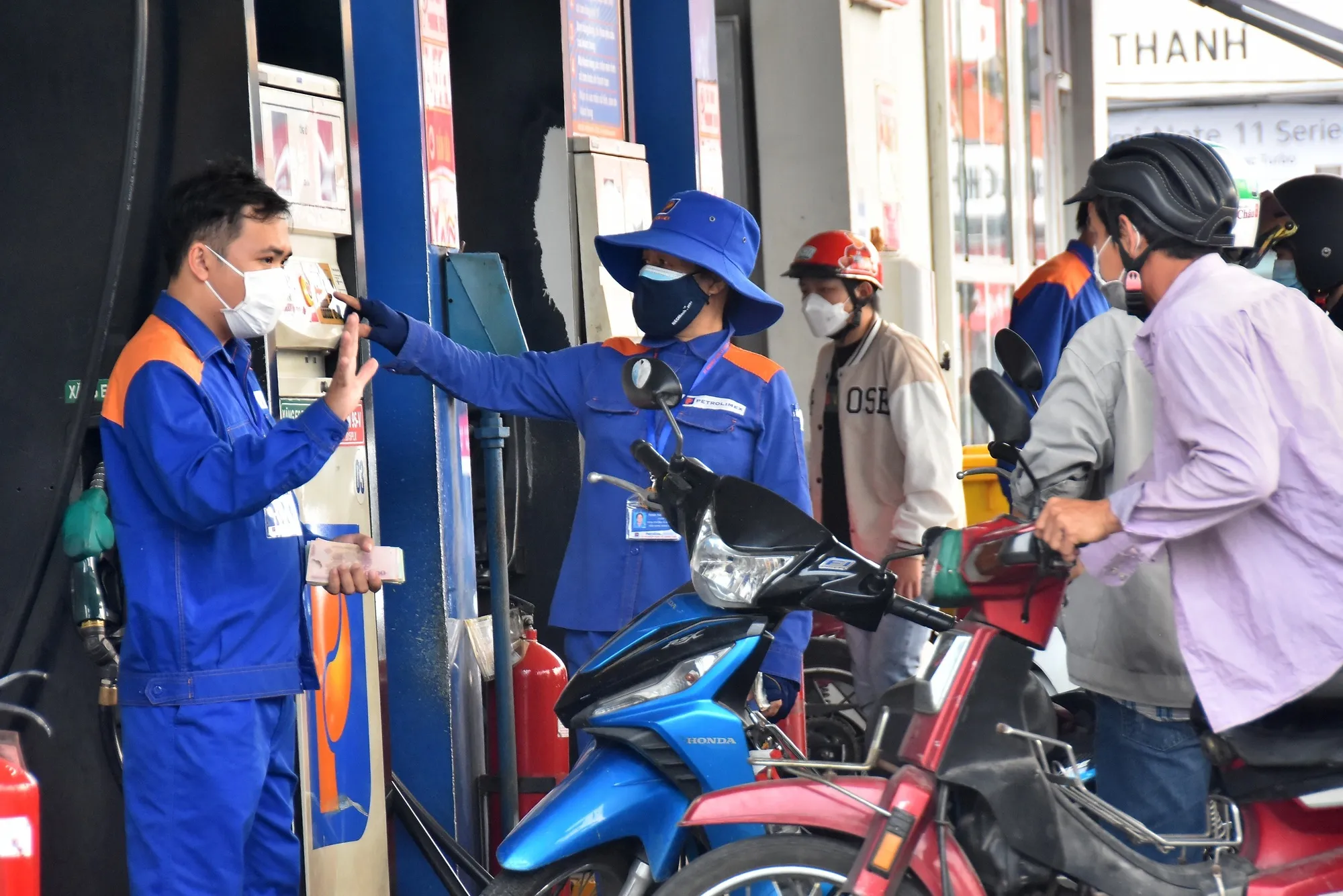 Một cây xăng đang đổ xăng cho khách