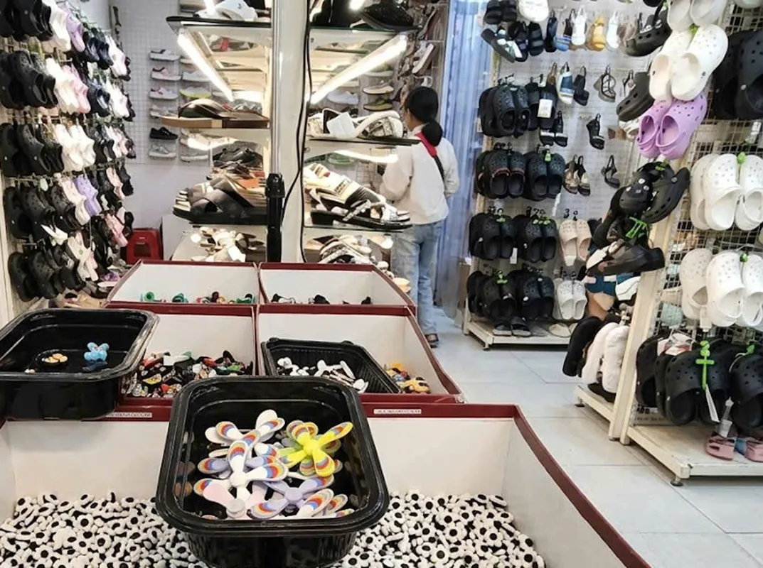 Shop giày ở chợ bến thành 2