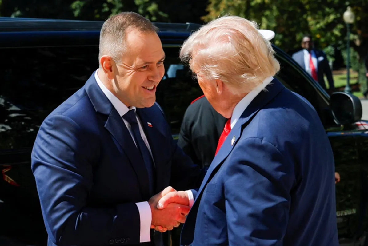 Tổng thống Trump bắt tay Tổng thống Ba Lan Karol Nawrocki tại Nhà Trắng vào tháng 9-2025 - Ảnh REUTERS