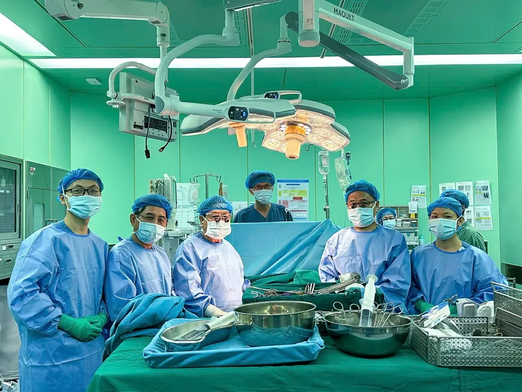 Ê-kíp ghép thận tại Bệnh viện Đại học Y Dược TP. Hồ Chí Minh trong ca ghép thận thứ 100, thể hiện tinh thần phối hợp nhịp nhàng, chính xác và đồng bo