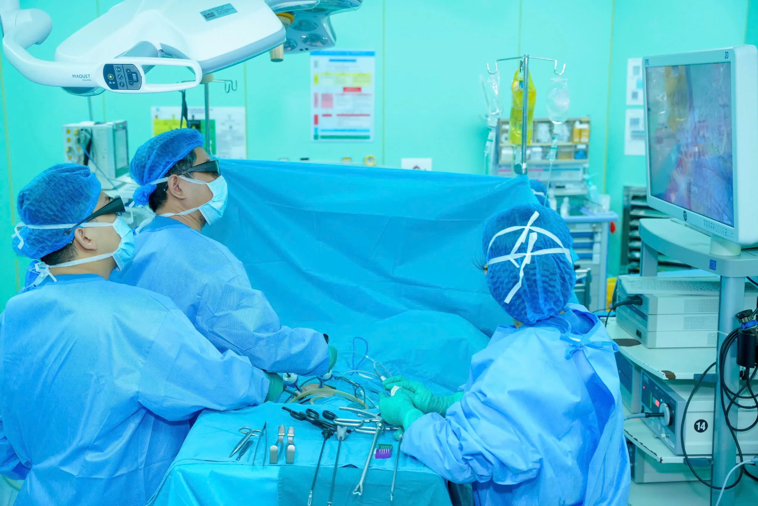 Ê-kíp phẫu thuật thực hiện kỹ thuật nội soi 3D, ít xâm lấn trong quá trình lấy thận từ người hiến, một trong những bước quan trọng góp phần bảo đ