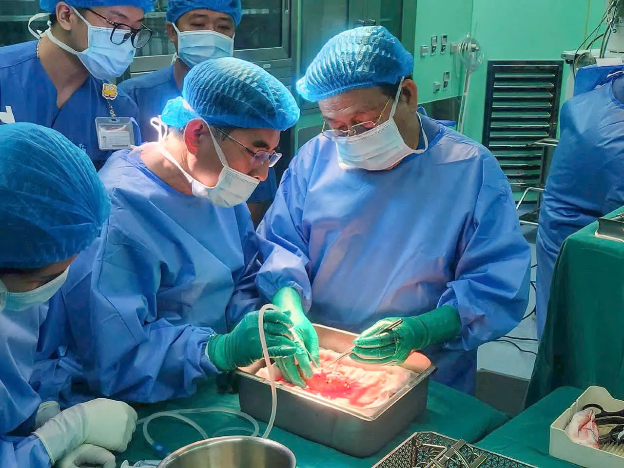 GS TS BS. Trần Ngọc Sinh - Ban chuyên gia Bệnh viện cùng ê-kíp phẫu thuật trong quá trình chuẩn bị thận ghép, góp phần bảo đảm nguồn tạng được xử lý an