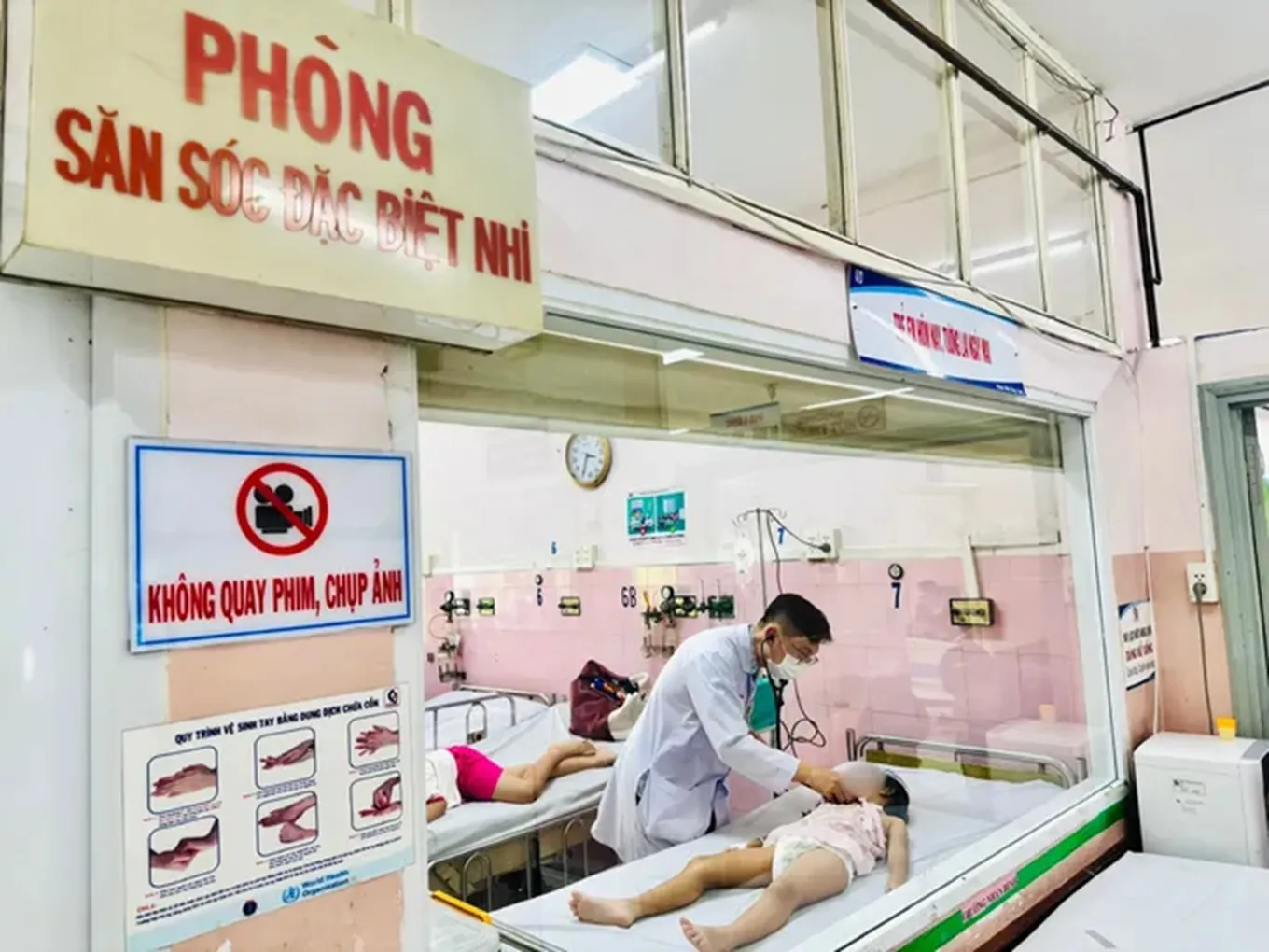 mot-hoc-sinh-truong-tieu-hoc-binh-quoi-tay-duoc-dieu-tri-tai-bv-nhan-dan-gia-dinhjpg-8986-6399
