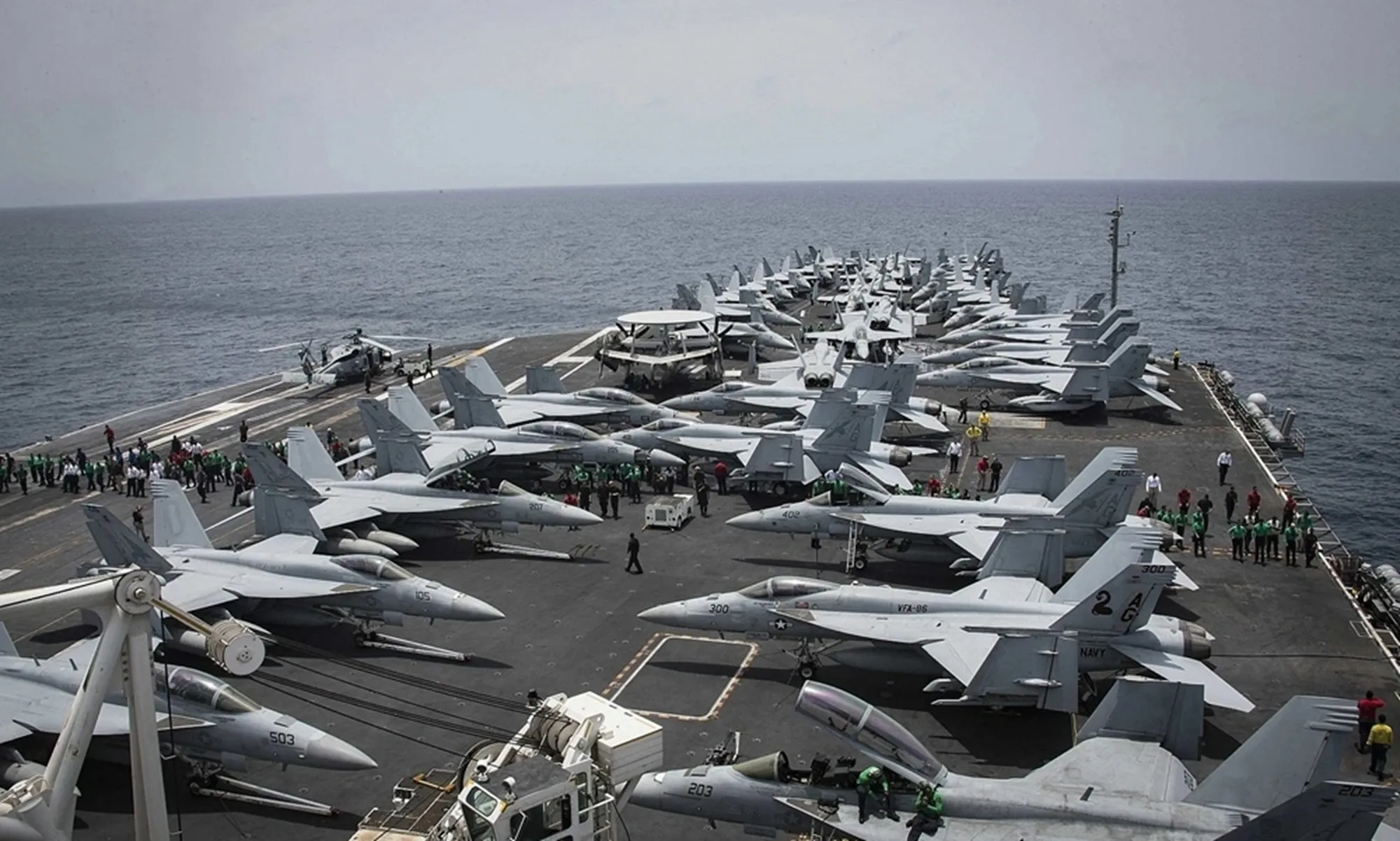 tau_san_bay_lop_nimitz_uss_abraham_lincoln_tren_bien_arab._ap