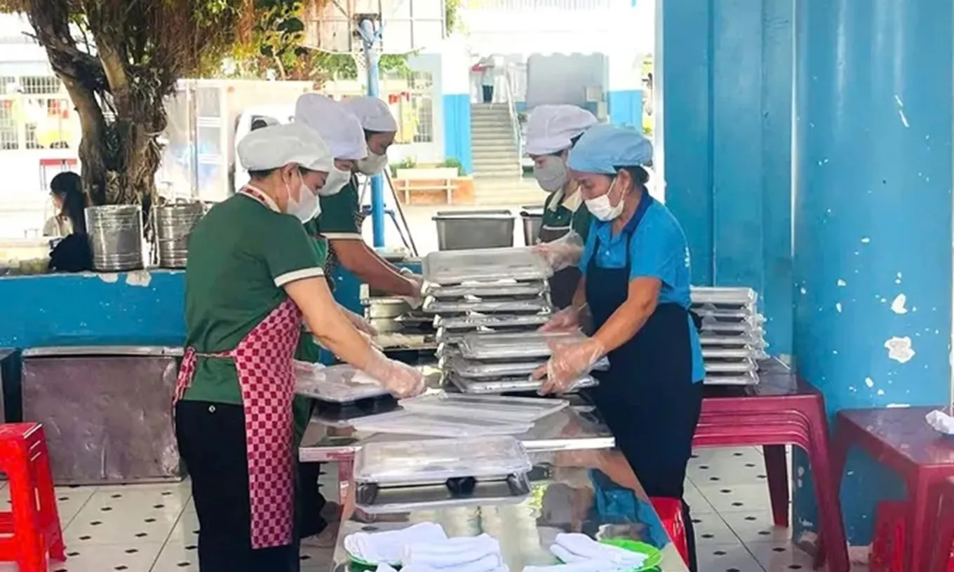 Hơn 30% cơ sở cung cấp suất ăn cho trường học ở TPHCM không thể kiểm tra