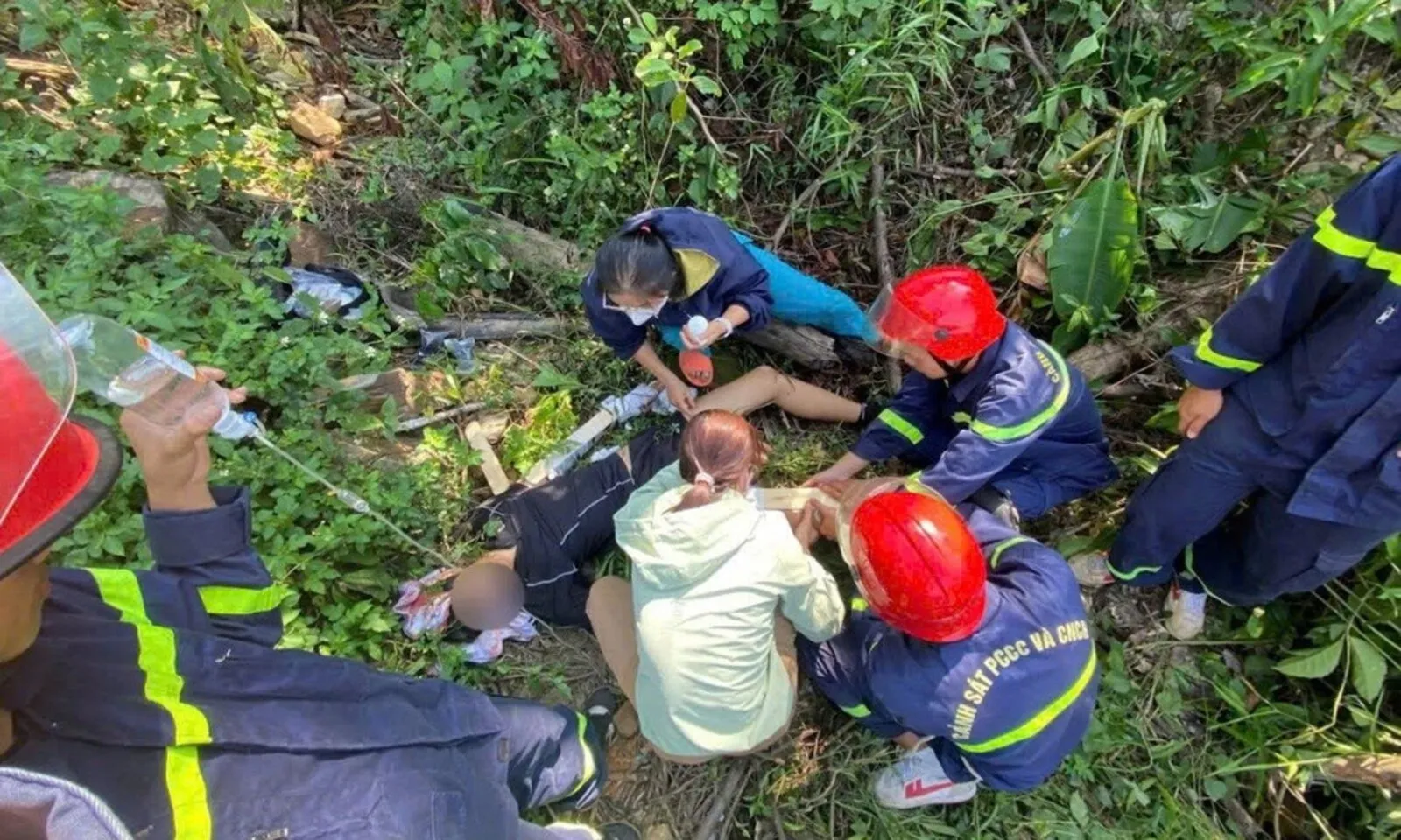 Hai xe đạp lao xuống vực sâu 50m khi “đi phượt”, 2 học sinh bị thương nặng – Hình 1