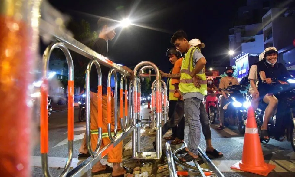 Lắp dải phân cách tự động sử dụng năng lượng mặt trời trên đường Cộng Hòa