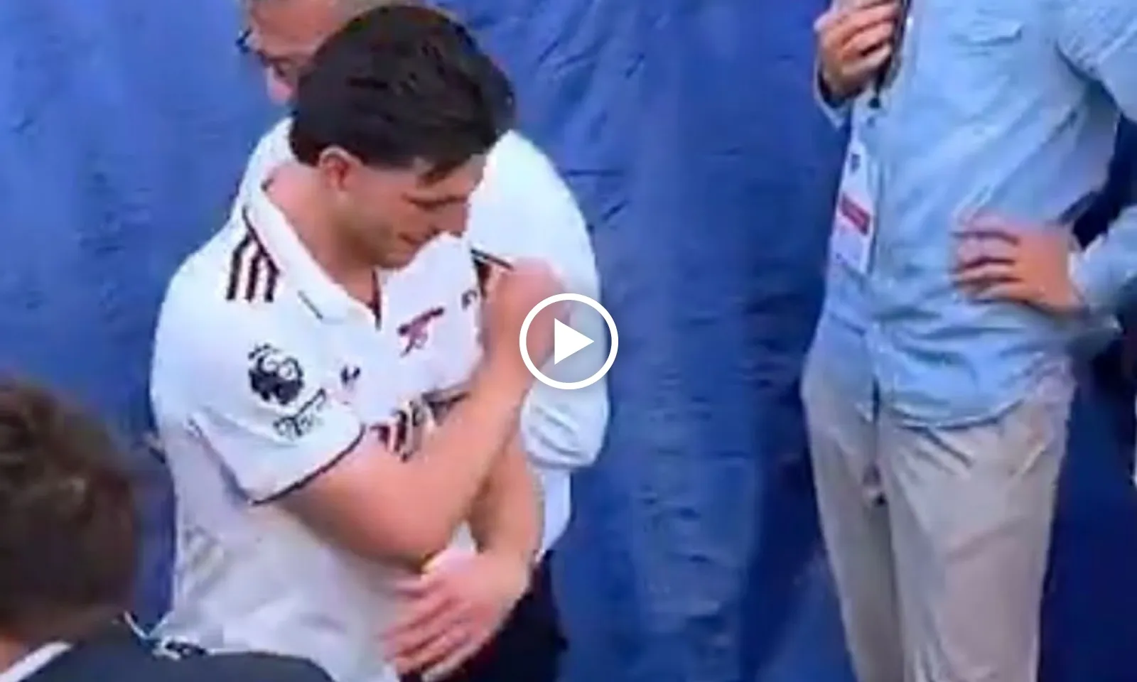 VIDEO: Declan Rice cáu gắt giữa lễ đăng quang của Arsenal