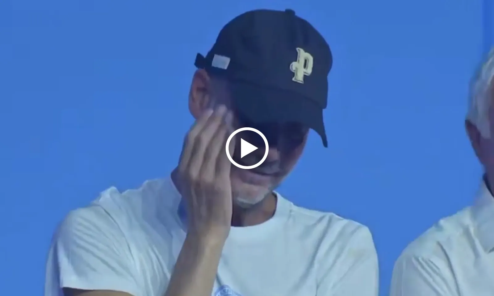 VIDEO: Pep ngượng đỏ mặt, không nói nên lời vì bị Silva hỏi xoáy