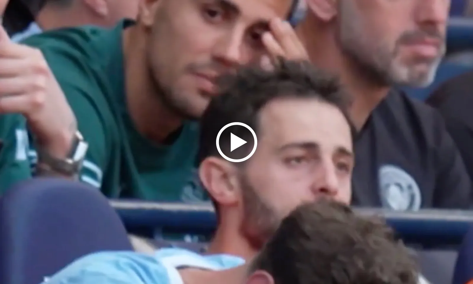 VIDEO: Rodri tan nát cõi lòng nhìn cặp đồng đội Man City khóc hết nước mắt