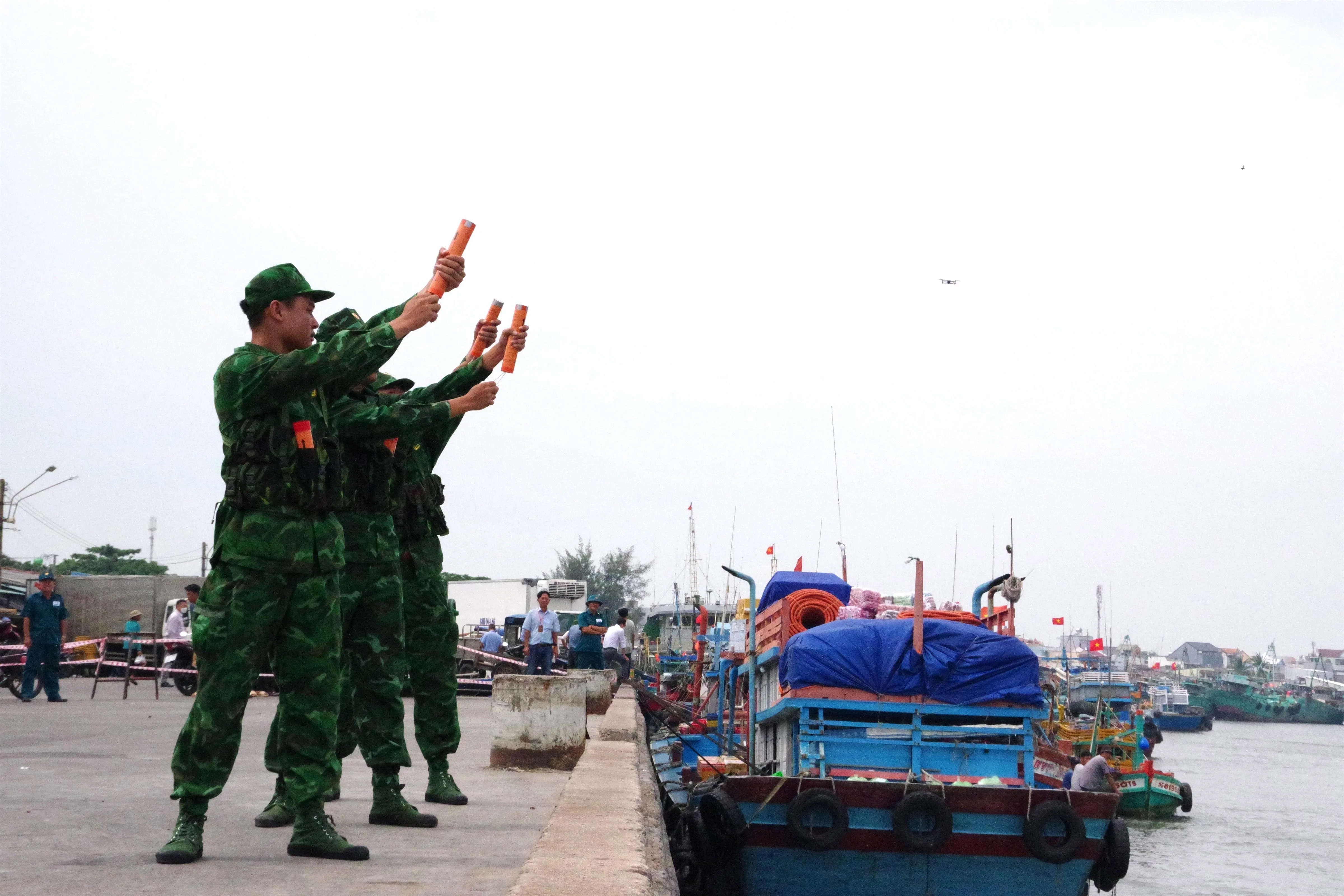 1. Luỵen tập các phương án kêu gọi tàu thuyền vào nơi tránh trú bão