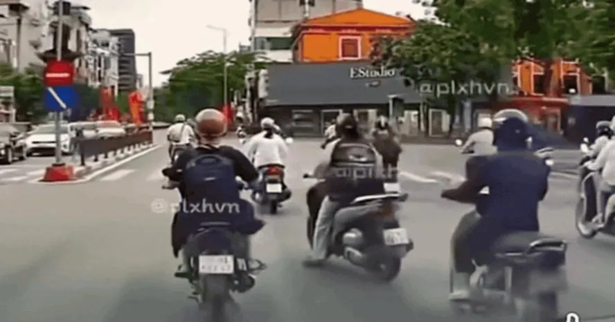 Hỗn loạn giữa ngã tư sau cú tạt đầu của cô gái đi xe máy
