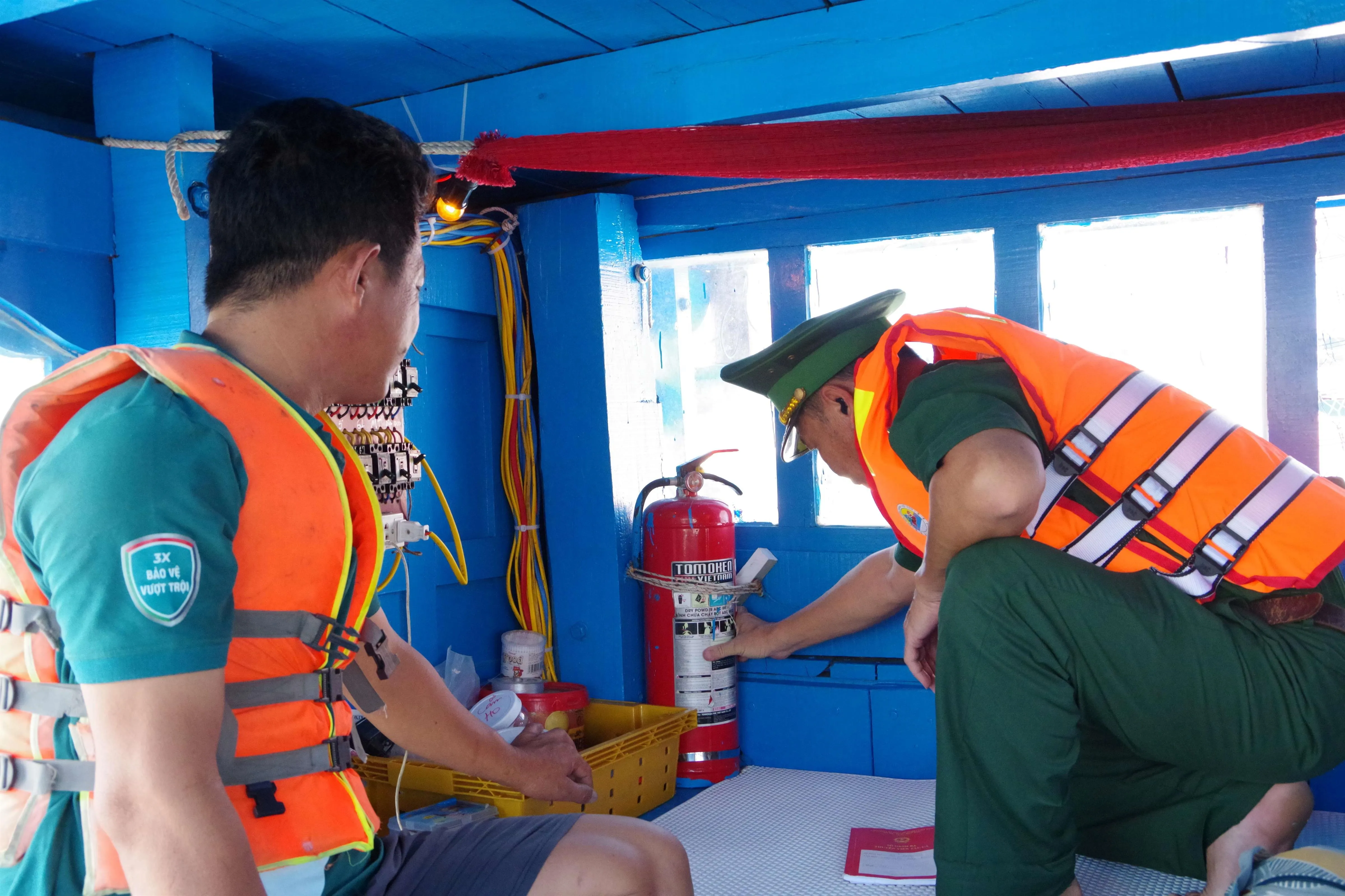 2. kiểm tra dụng cụ phòng cháy chữa cháy trên tàu cá