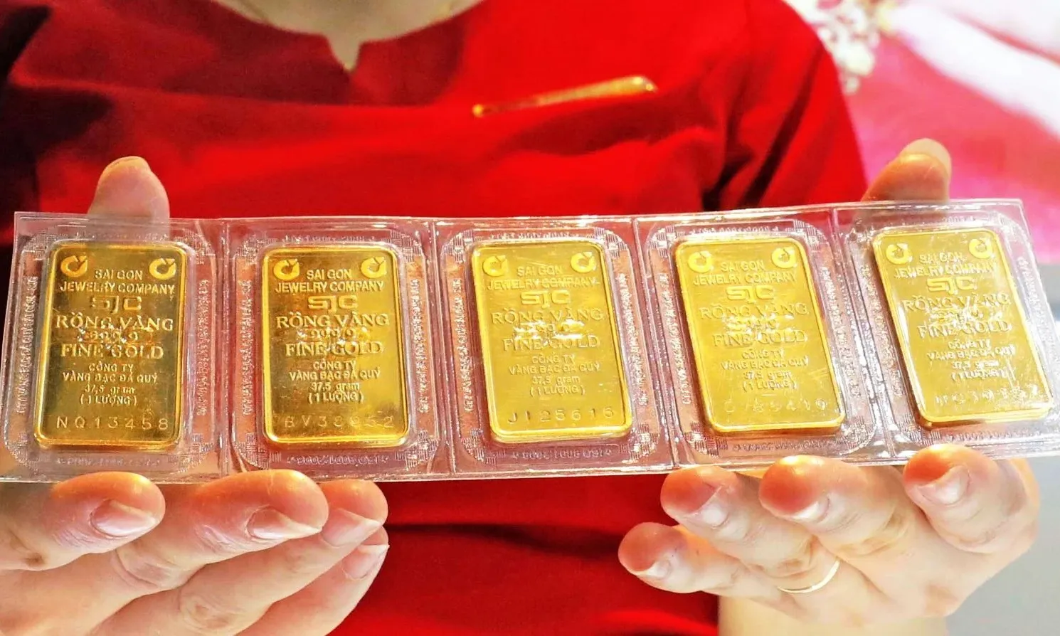 Giá vàng nhẫn và SJC giảm còn khoảng 159 triệu đồng/lượng