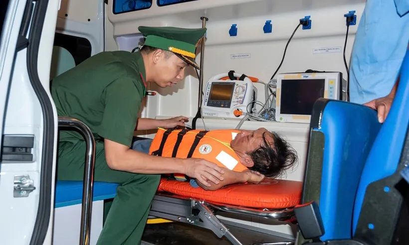 Cứu thành công 11 thuyền viên gặp nạn tại vùng biển Bạch Long Vĩ
