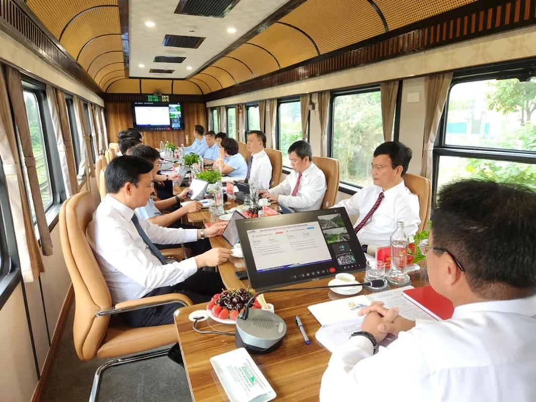 Cuộc họp trực tuyến trên toa xe chỉ huy trong hành trình đoàn tàu từ Hà Nội đi Thái Nguyên sáng 29-5