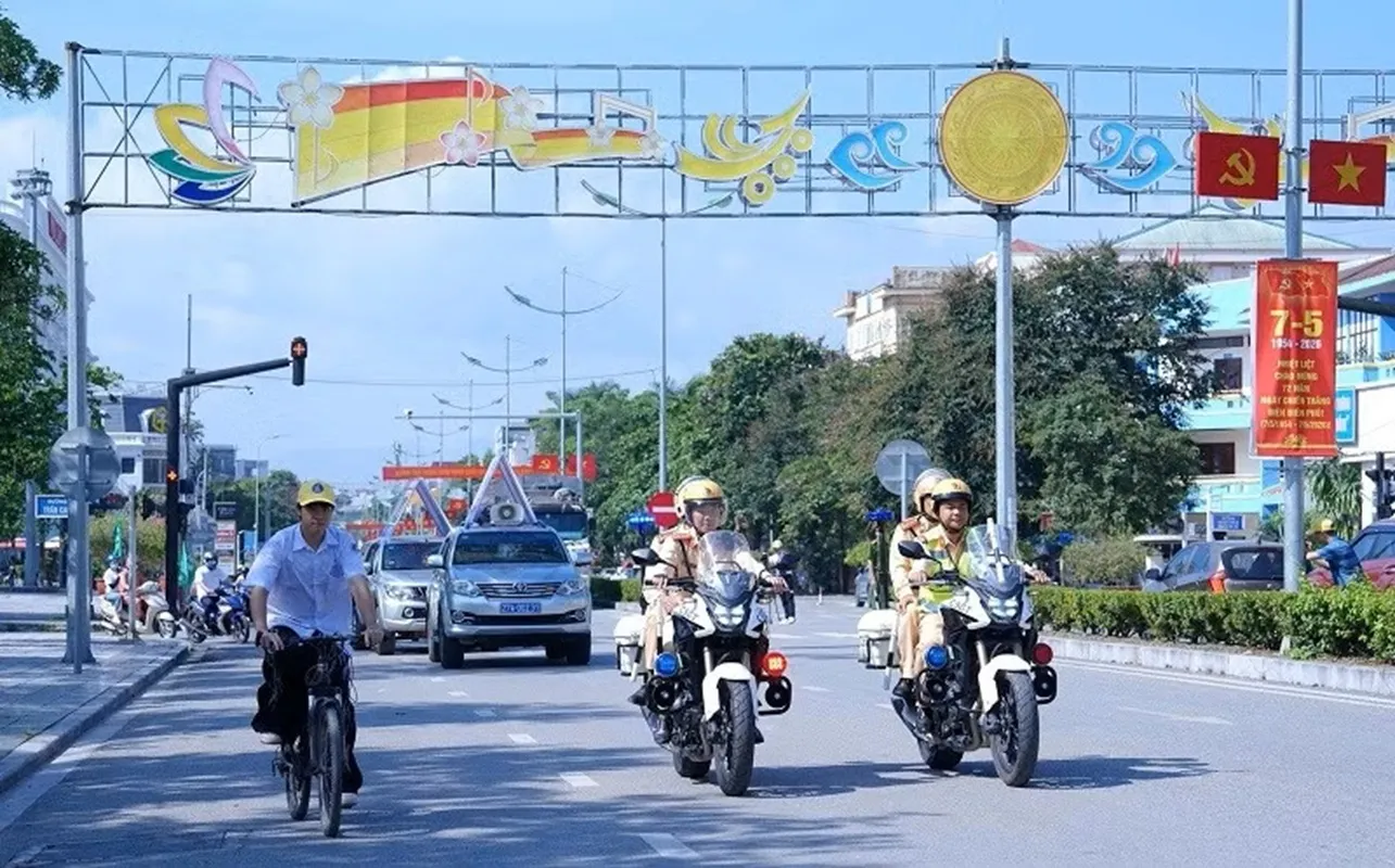 Hàng ngàn người là cán bộ, học sinh, nhân dân đã diễu hành qua các tuyến đường