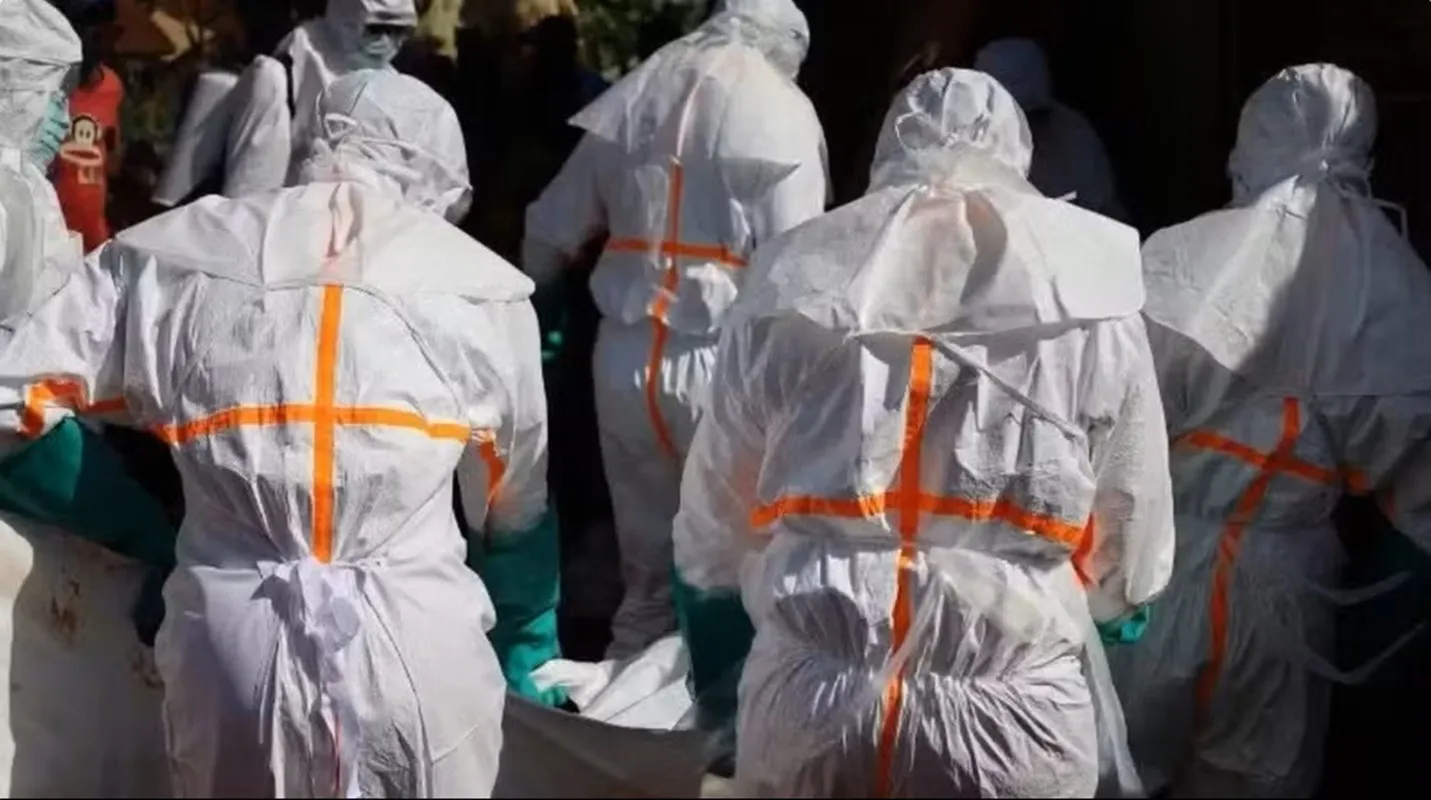 Nhân viên y tế chuyển thi thể một bệnh nhân Ebola tại Mongbwalu, tỉnh Ituri, Cộng hòa dân chủ Congo, ngày 25-5-2026. Ảnh THX TTXVN