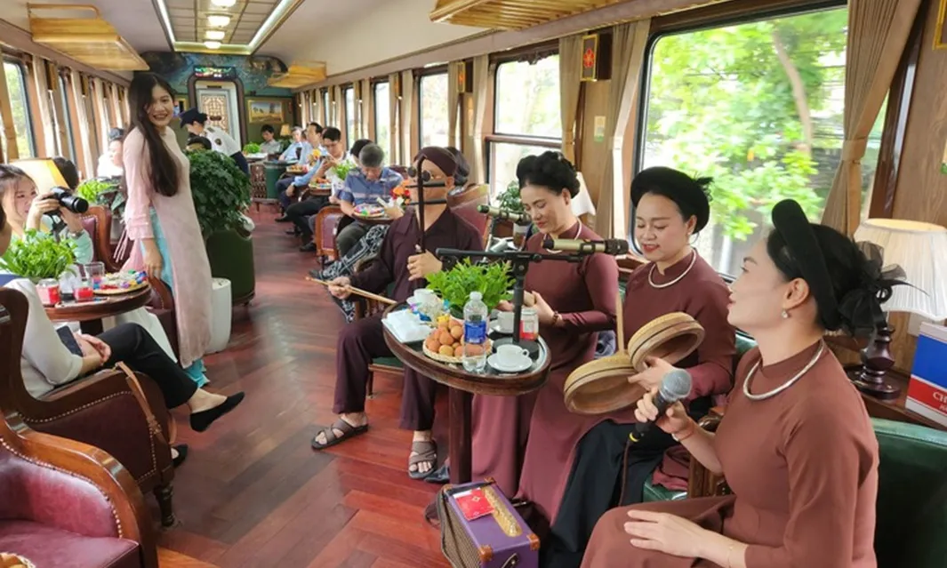 Đường sắt Việt Nam ra mắt đoàn tàu chuyên xa