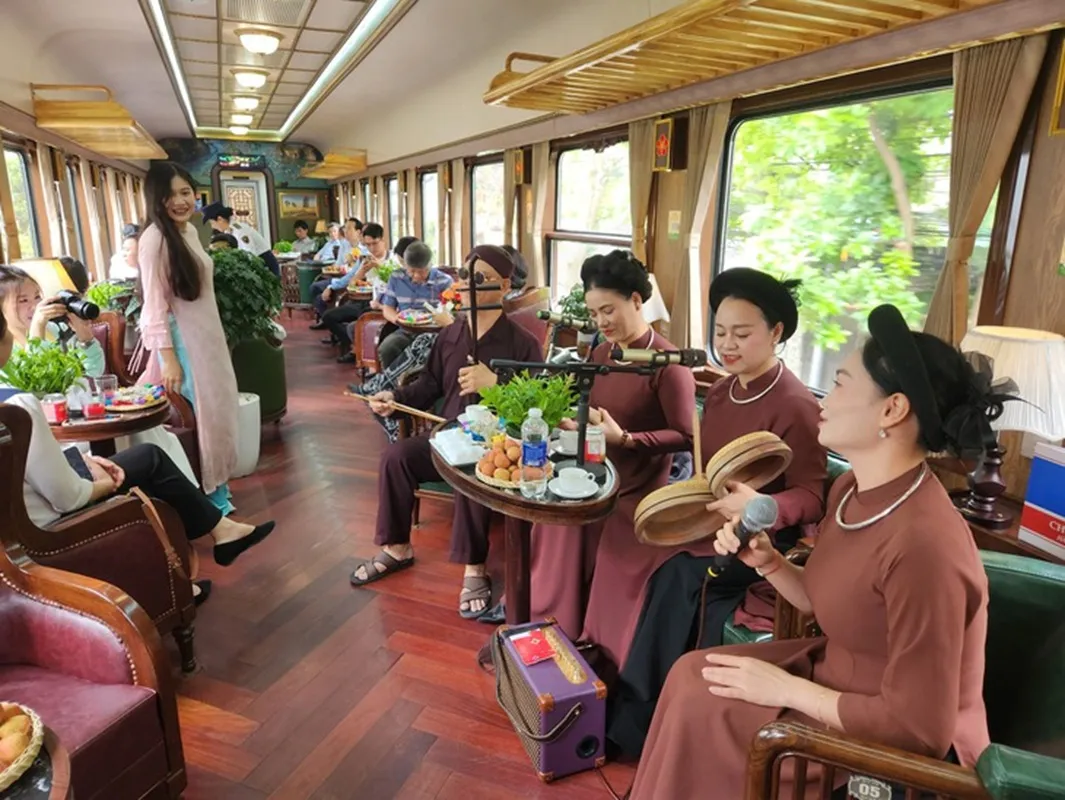 Toa xe hàng ăn trên đoàn tàu chuyên xa được thiết kế sang trọng