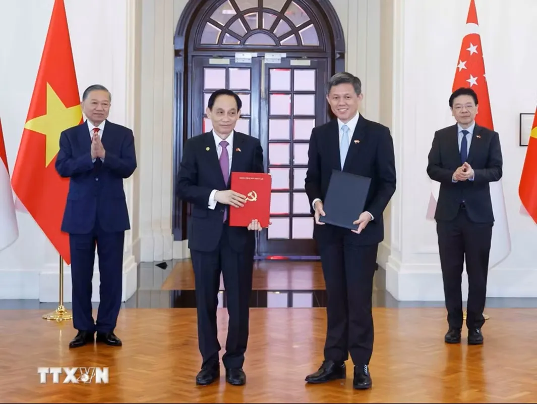 Tổng Bí thư, Chủ tịch nước Tô Lâm và Thủ tướng Singapore Lawrence Wong chứng kiến lễ trao các văn kiện hợp tác giữa hai nước.