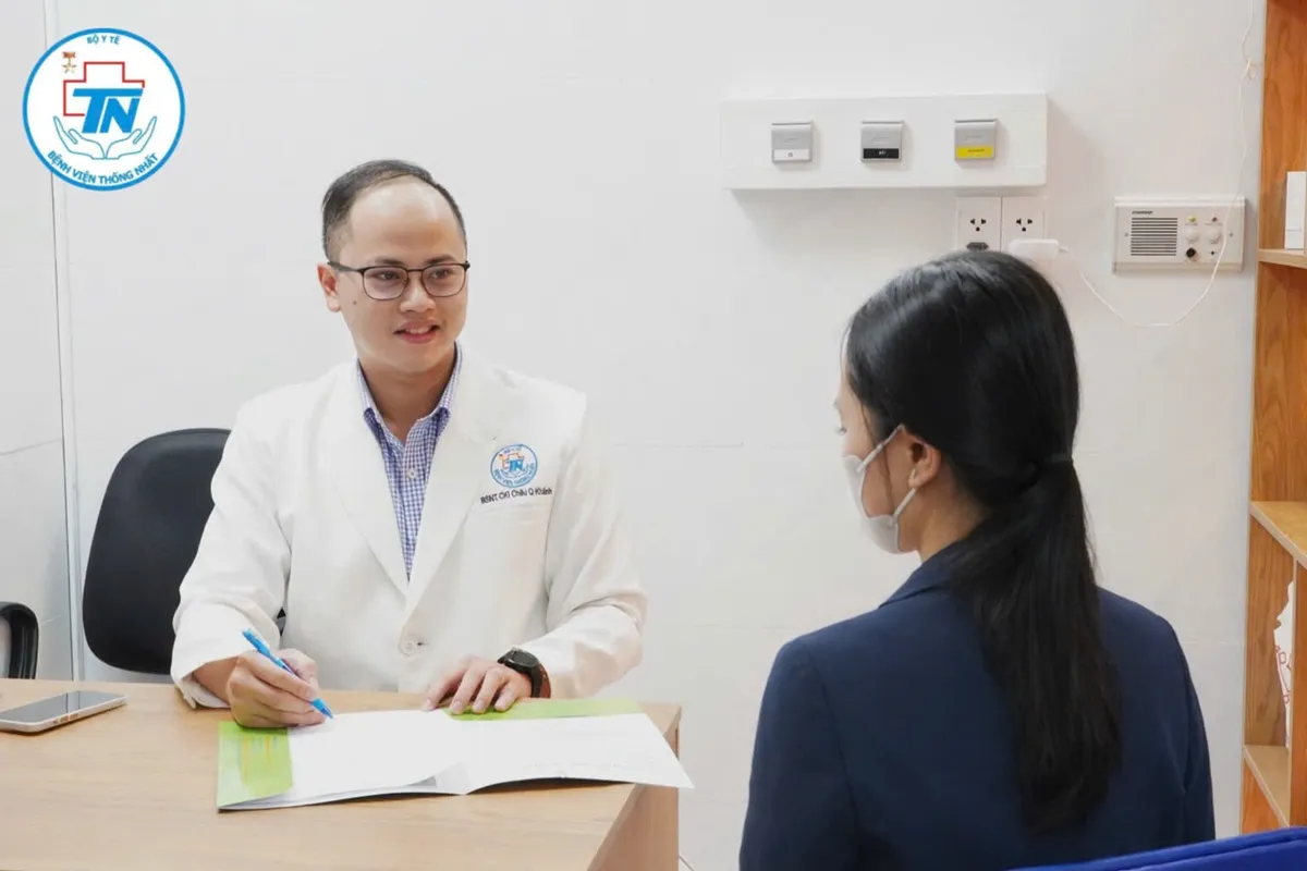 Bác sĩ Khánh khám cho bệnh nhân