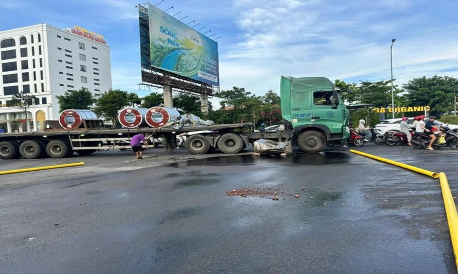 Gia Lai xử phạt nhiều xe đầu kéo chở tôn cuộn không an toàn – Hình 1