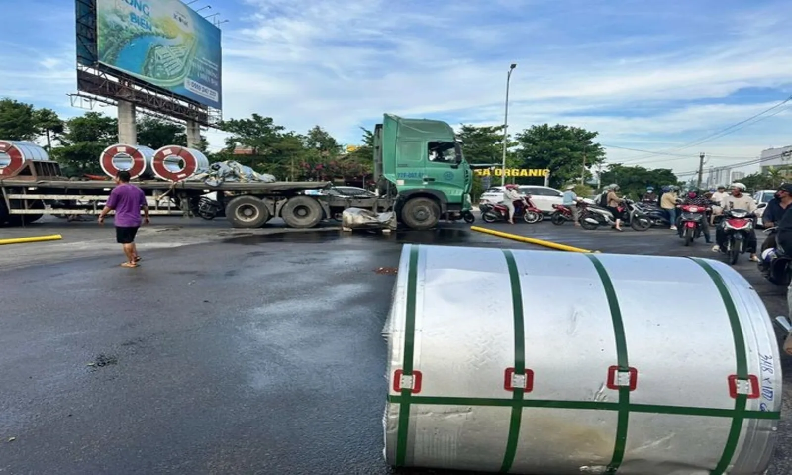 Gia Lai xử phạt nhiều xe đầu kéo chở tôn cuộn không an toàn – Hình 2