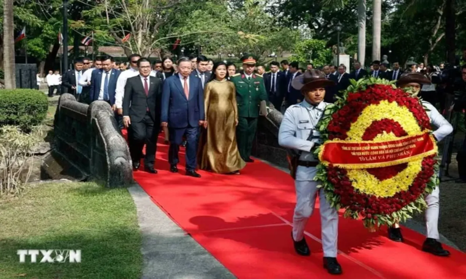 Tổng Bí thư, Chủ tịch nước Tô Lâm dâng hoa tưởng niệm Chủ tịch Hồ Chí Minh tại Manila – Hình 1