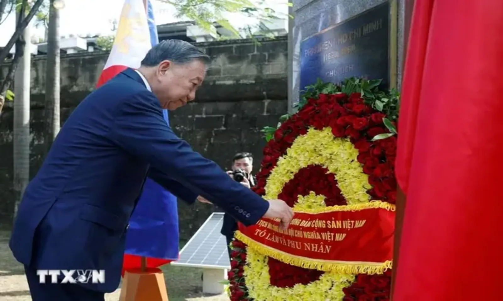 Tổng Bí thư, Chủ tịch nước Tô Lâm dâng hoa tưởng niệm Chủ tịch Hồ Chí Minh tại Manila – Hình 2