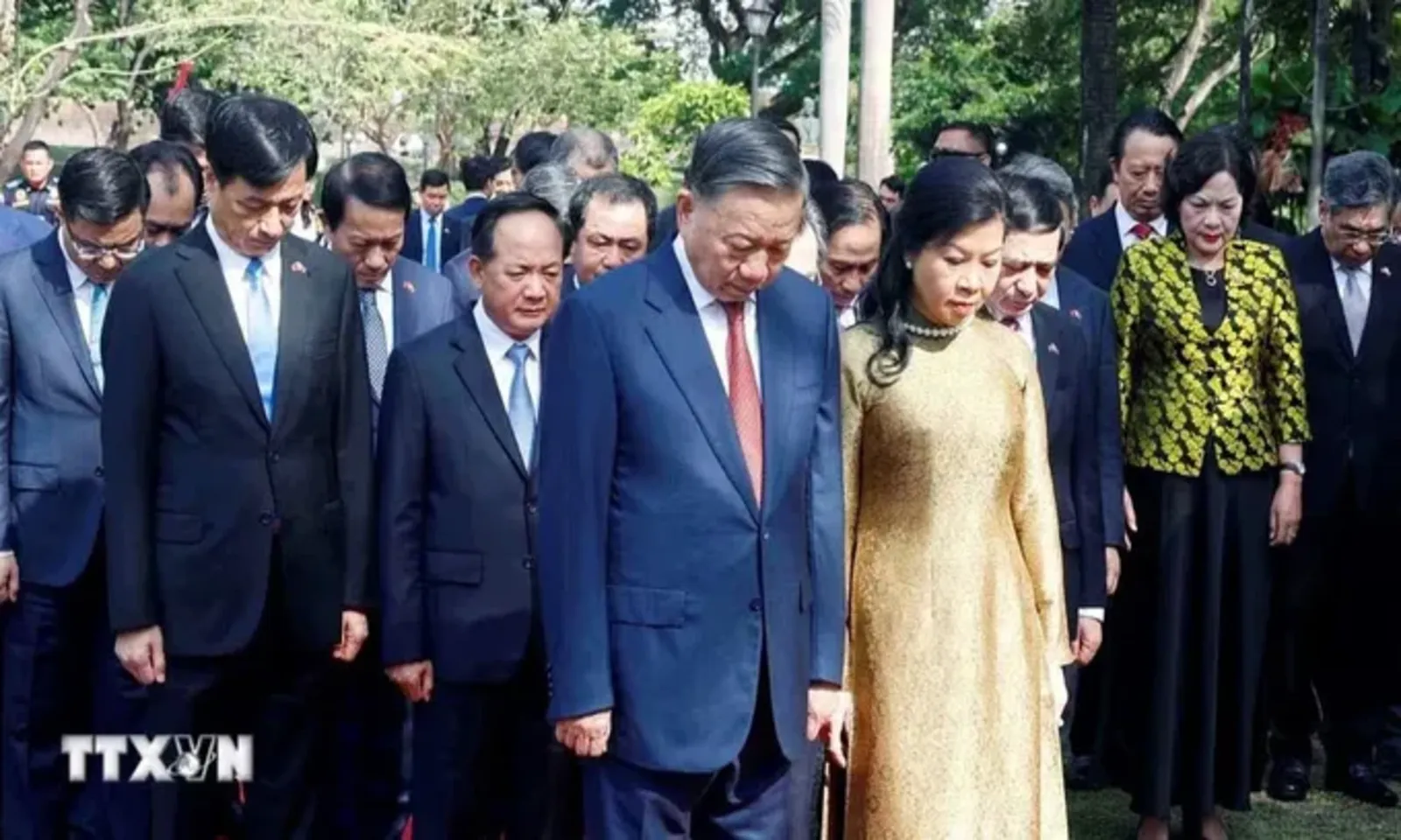 Tổng Bí thư, Chủ tịch nước Tô Lâm dâng hoa tưởng niệm Chủ tịch Hồ Chí Minh tại Manila – Hình 3