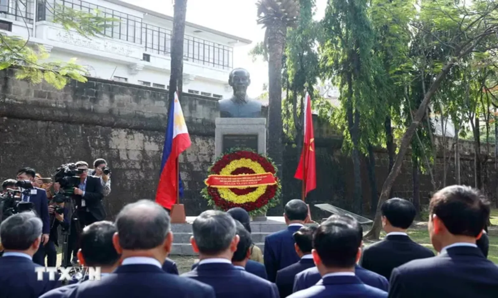 Tổng Bí thư, Chủ tịch nước Tô Lâm dâng hoa tưởng niệm Chủ tịch Hồ Chí Minh tại Manila – Hình 4