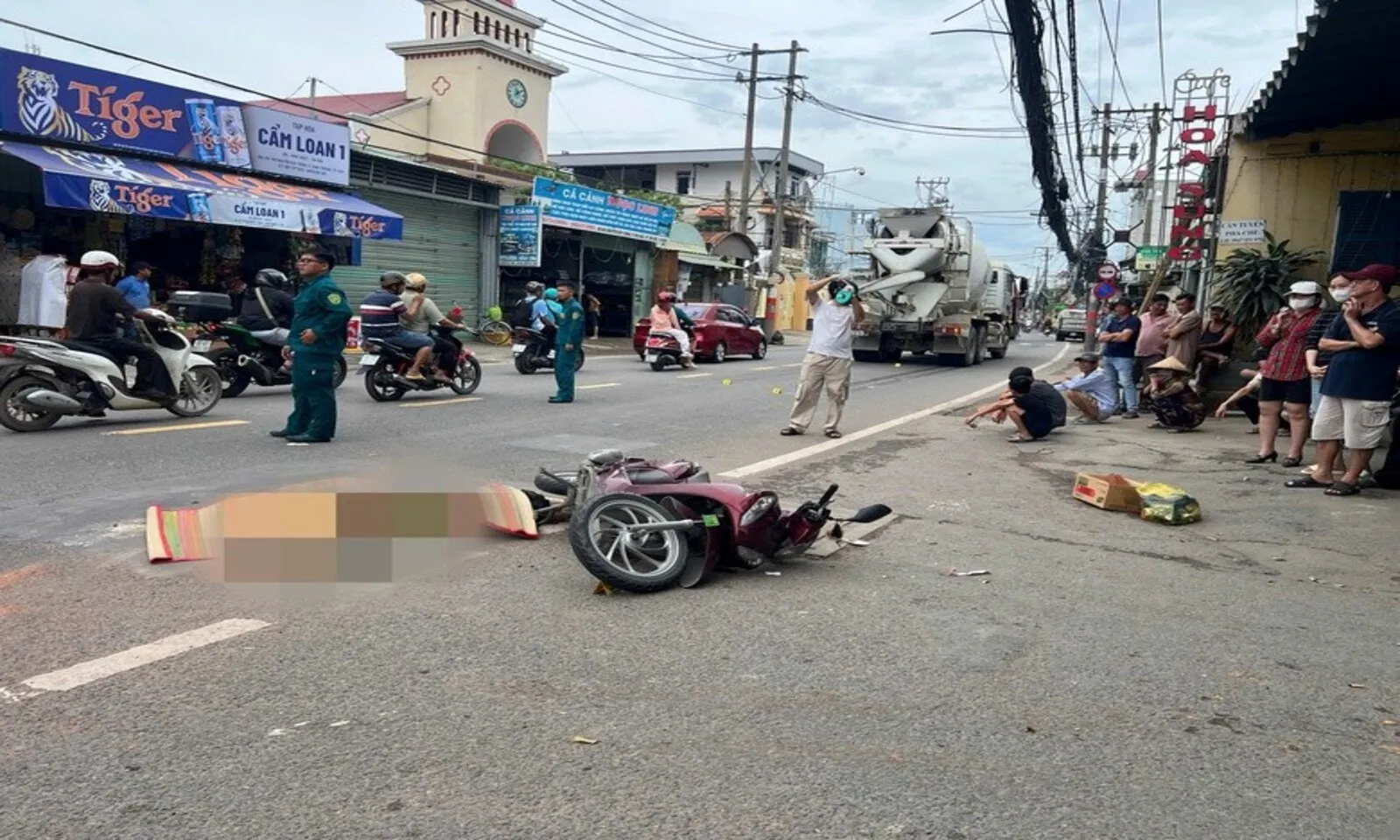 Xe bồn va chạm xe máy trên đường Nguyễn Duy Trinh, một phụ nữ tử vong